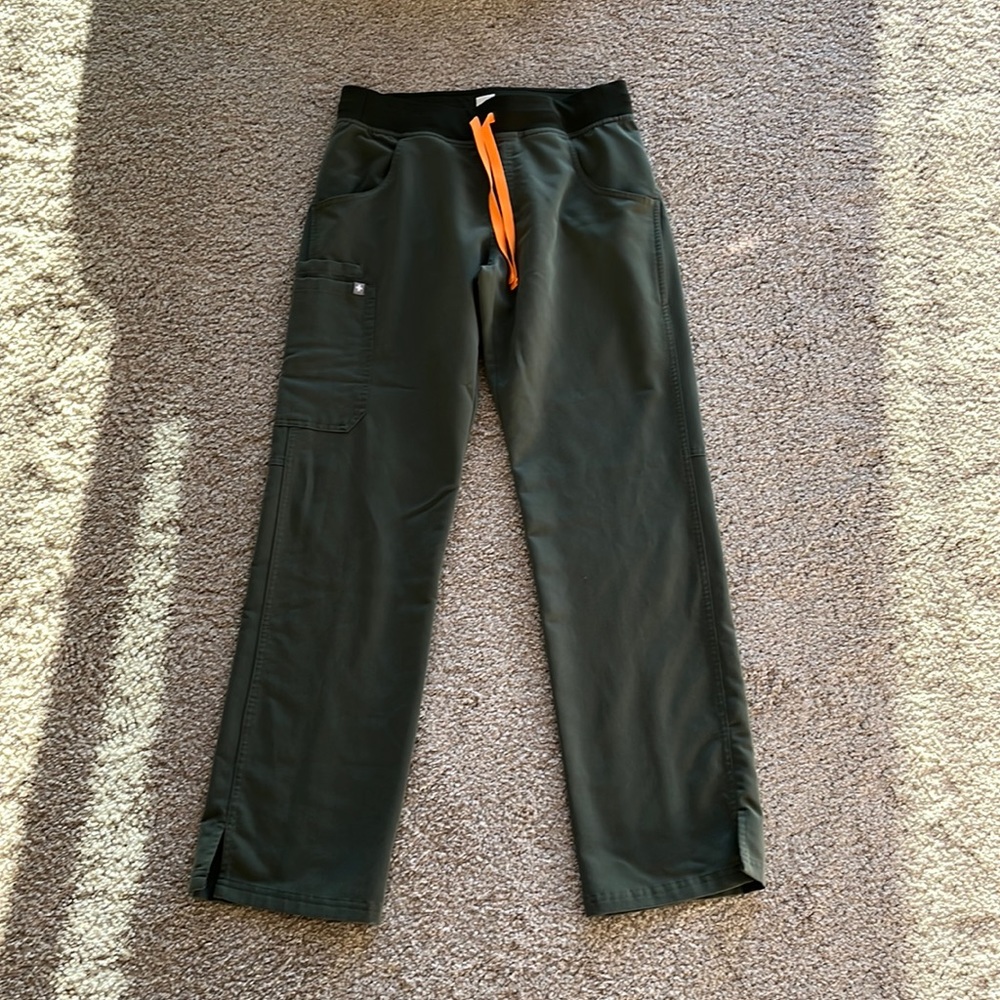 Figs kade cargo pants in moss/army green